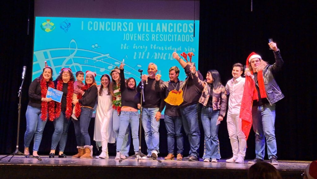 Jóvenes Californios recogiendo el primer premio en el concurso de villancicos.
