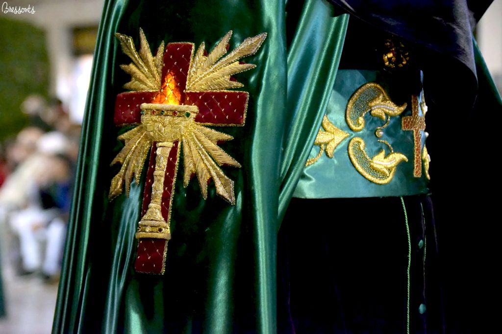 Imagen del Escudo sobre la capa de penitente de la Agrupación de la Oración en el Huerto el Miércoles Santo.